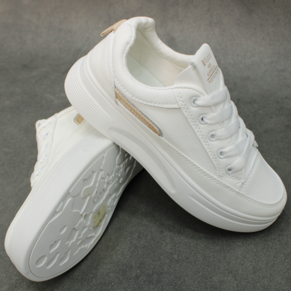 basket femme blanc avec une touche beige tendance 2024