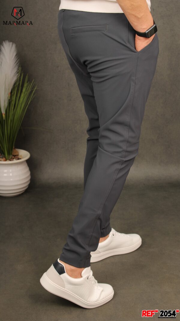 pantalon homme gris simple tendance 2024